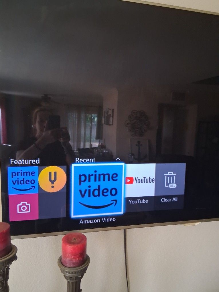 Samsung Smart TV 65in + Mount and Remote Control