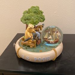 Disney Winnie the Pooh SS pooh large snow globe