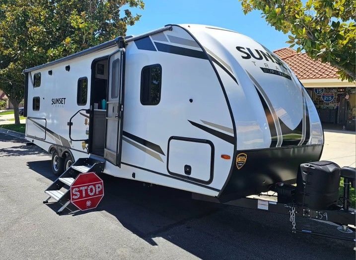 2022 Crossroads Sunset Trail Super Lite Trailer SS242BH Dual Axle Used 4 Times