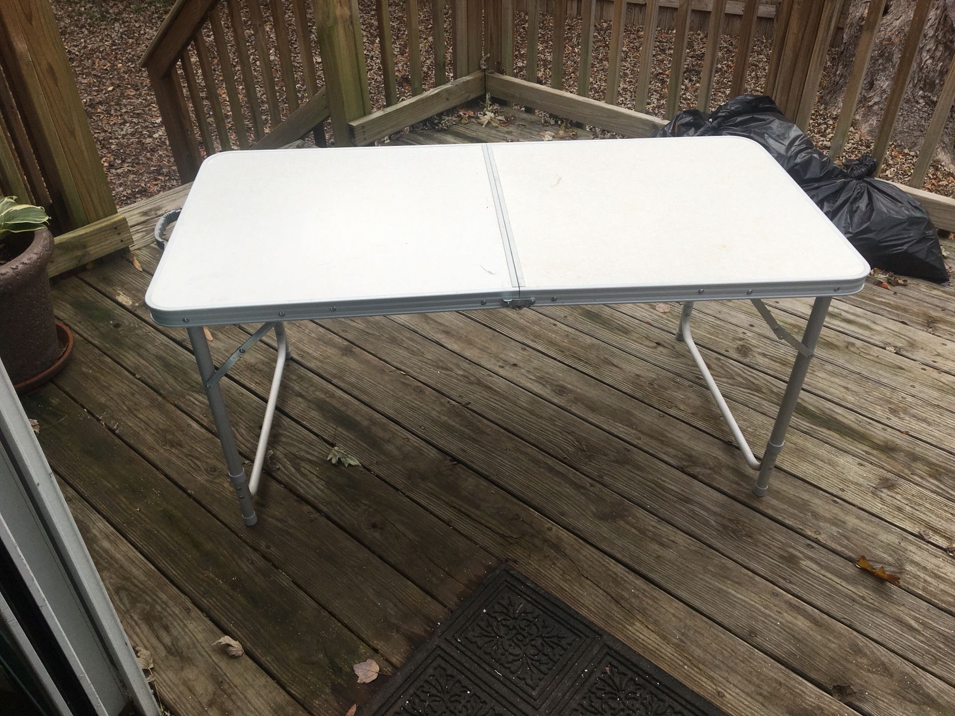 Folding camp table