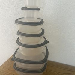 Rubbermaid Containers - Set of 7