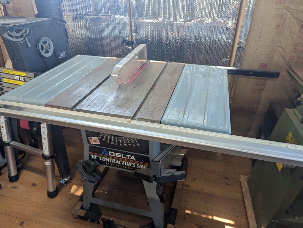Delta 10" Contractor's Table Saw, Series 2000 (*Local Pickup Only*)