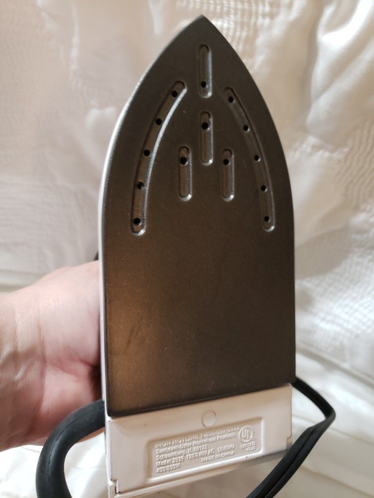 Sunbeam folding travel iron has steam.