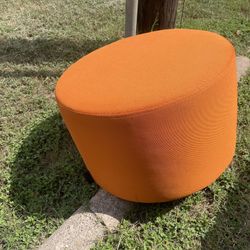 Ottoman,  Buenas Condiciones, Orange Color $45 Seagoville Tx 75159
