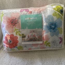 Pillowfort Twin Comforter Set