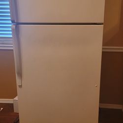 18 Cu Ft WHIRLPOOL ESTATE  REFRIDGERATOR