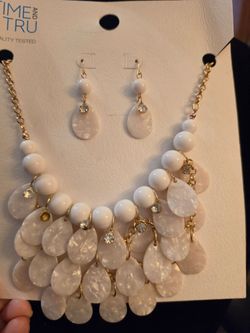 Stunning white and Gold Neckalce Set