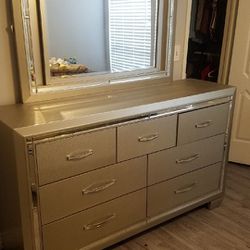 Full Bed Set (King Size) With Dresser 