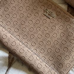 GUESS  CLUTCH  