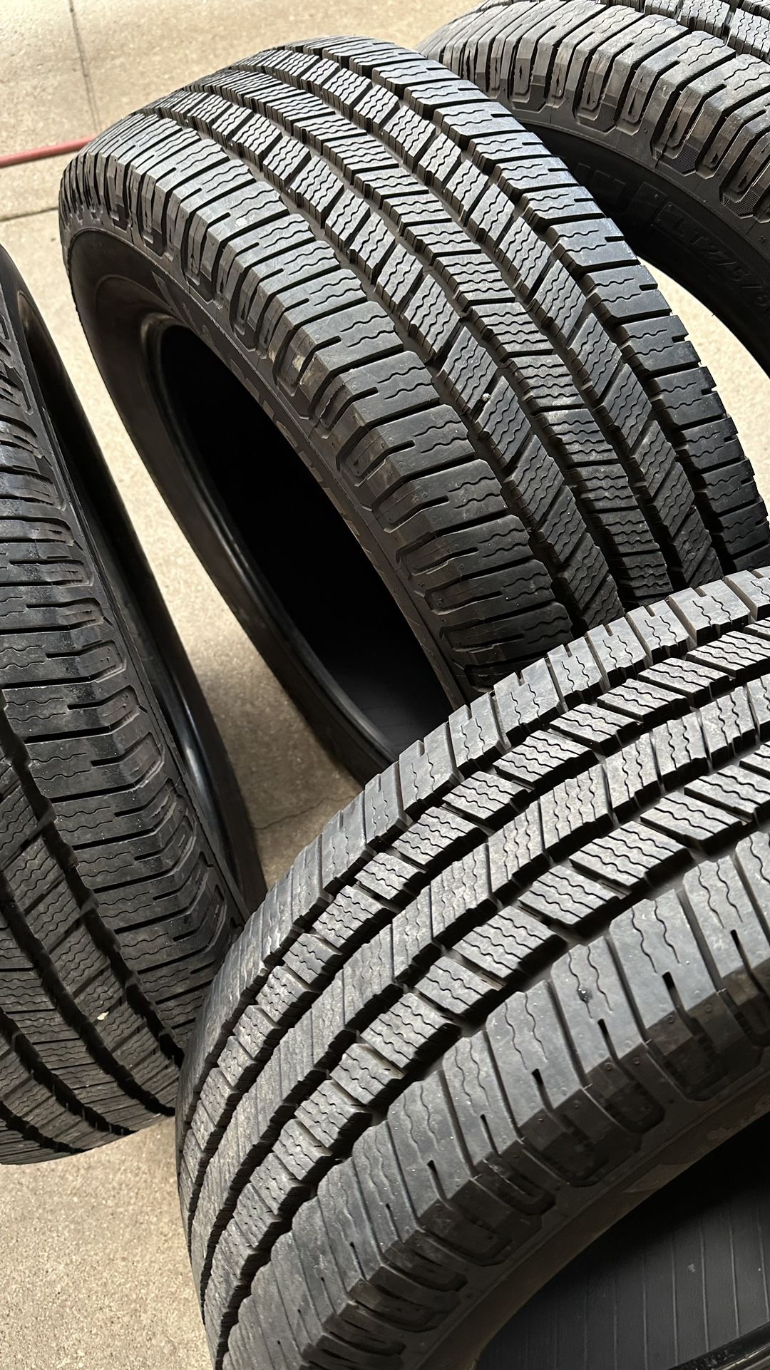 22” MICHELIN DEFENDER LTX TIRES LT275 60 22 for Sale in Dallas, TX