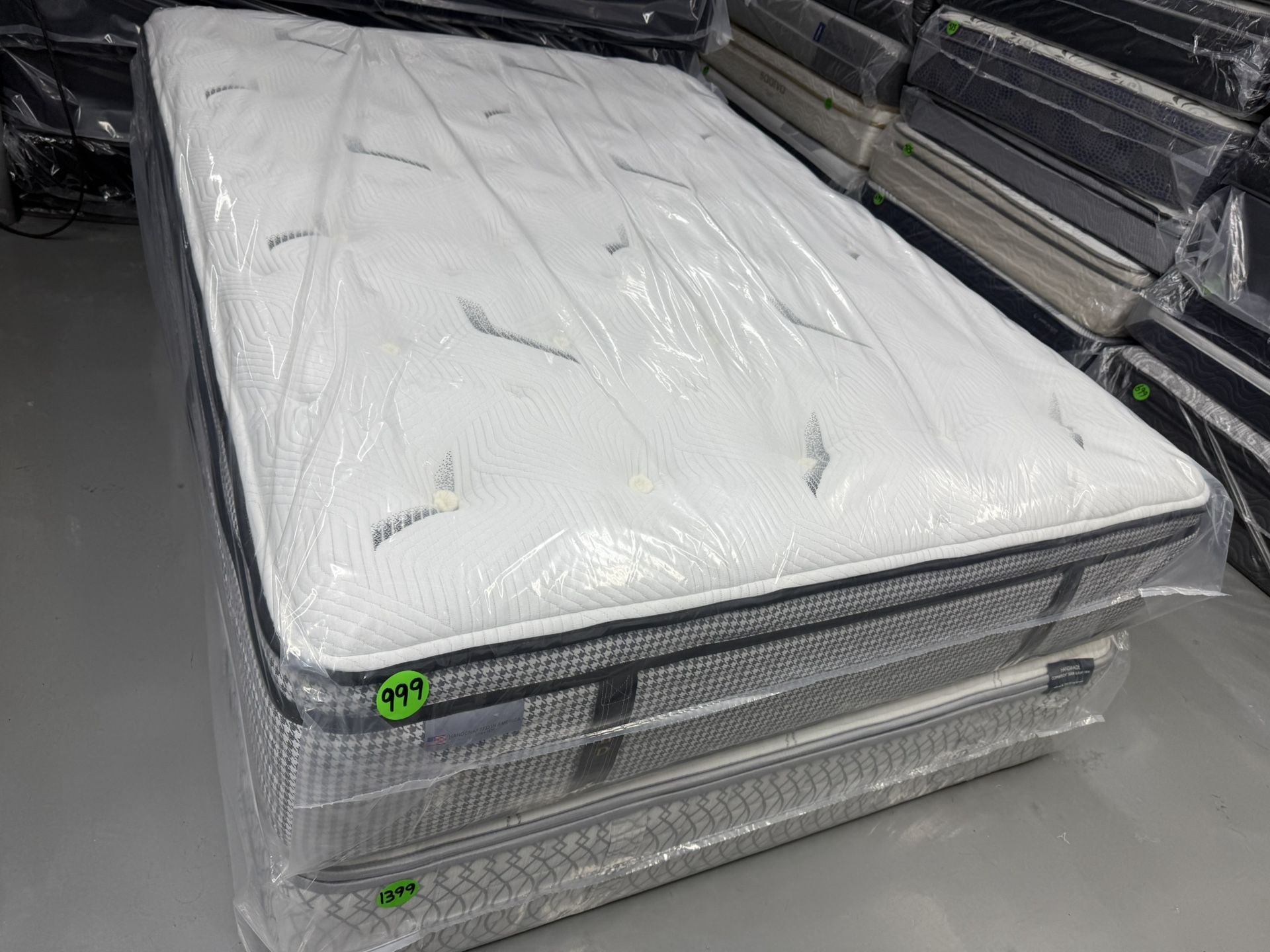 QUEEN SIZE PARAMOUNT HD PILLOW TOP MATTRESS & BOX SPRING BED SET