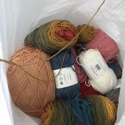 Bulk Of Yarn Mixture Of Different Kinds 