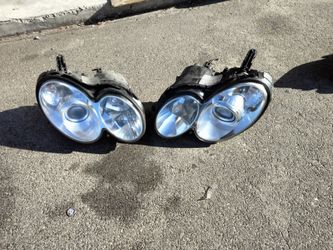 2003-2009 Mercedes CLK320/500 headlights Xenon Hid with all the accessories OEM.