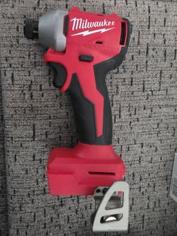 Milwaukee m18 18v lithium compact impact driver