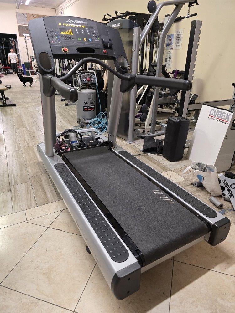 Life Fitness CLST Commercial Grade Treadmills Cardio Workout Fitness Machine