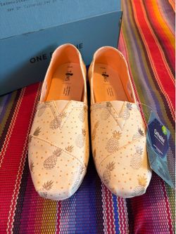 print, seasonal, limited edition Size 9 1/2 women’s classic rose pineapple print, seasonal, limited edition
