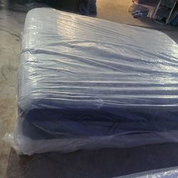 Queen Matress Pillow Top End Box Spring 