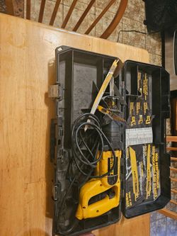 Dewalt saw with blades and box