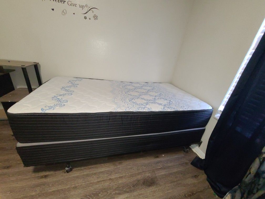 Twin mattress with box spring and frame Moving Sale Orlando ‼️