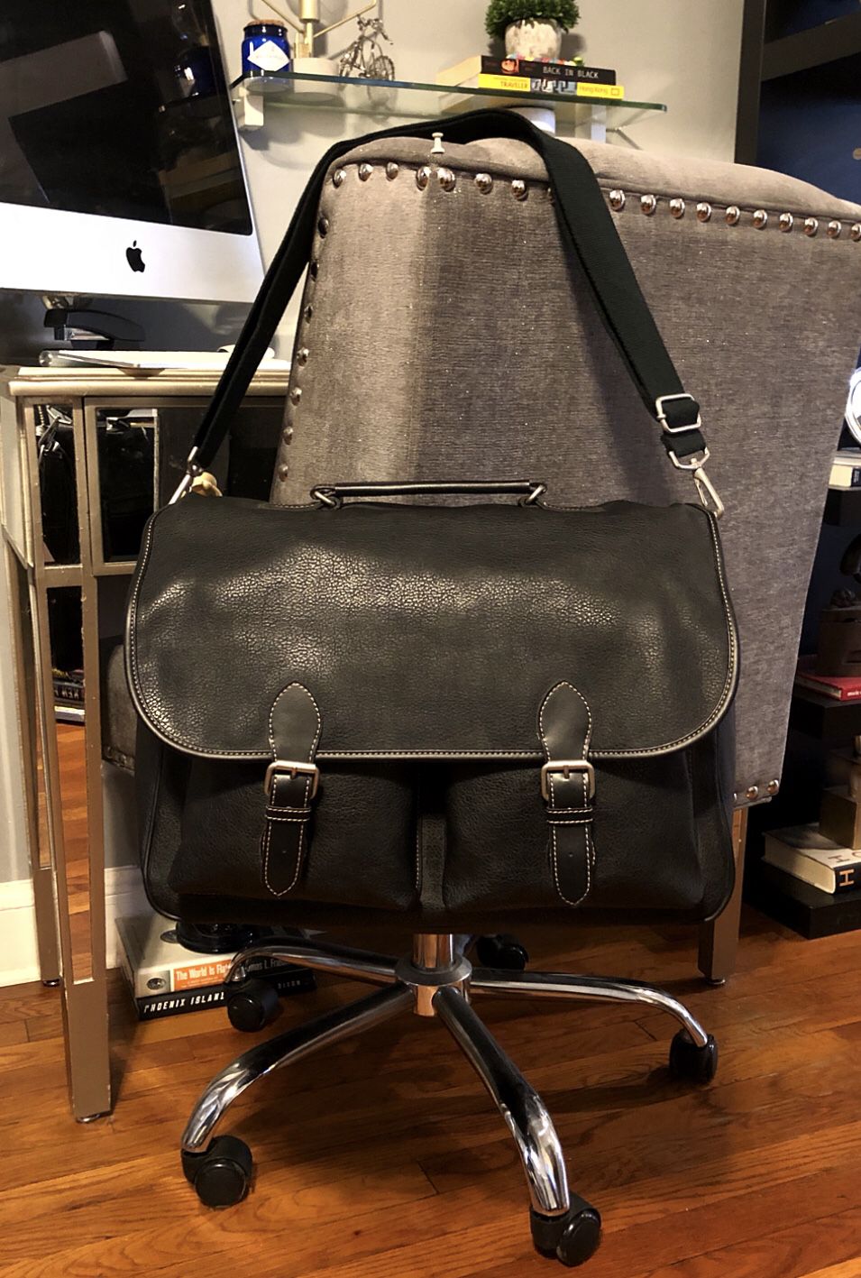 New! Men’s GAP messenger bag paid $48 Brand-new never worn large size leather messenger bag with adjustable strap and lots of great storage space!