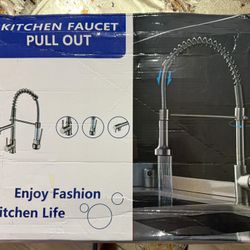 Single Handle 2-Mode Pull Down Sprayer Kitchen Faucet with 360 Degree Swivel Lead-Free in Matte Black