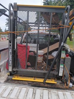 Hydraulic wheelchair lift