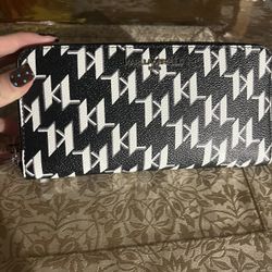Beautiful Karl Lagerfeld Wallet !!!! 