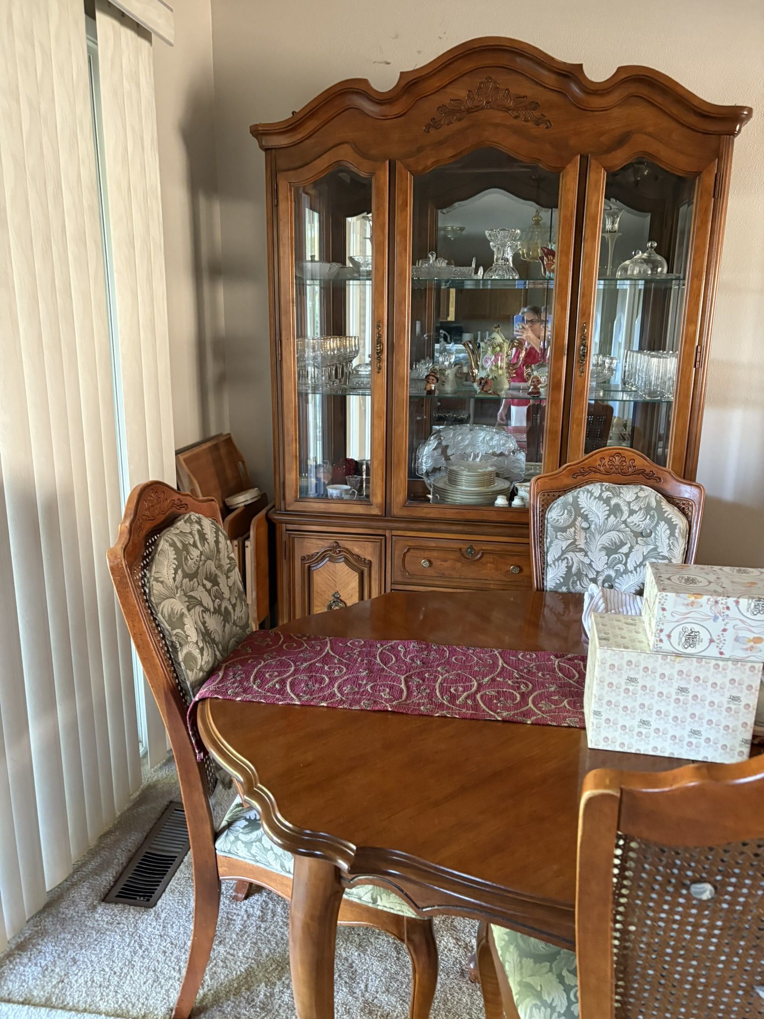Dinning Table With 4 Chairs And Hutch