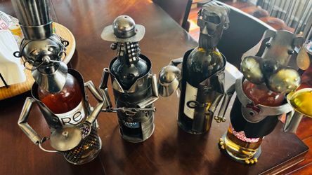 Metal wine bottle holder