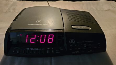 AM/FM/CD Clock Radio