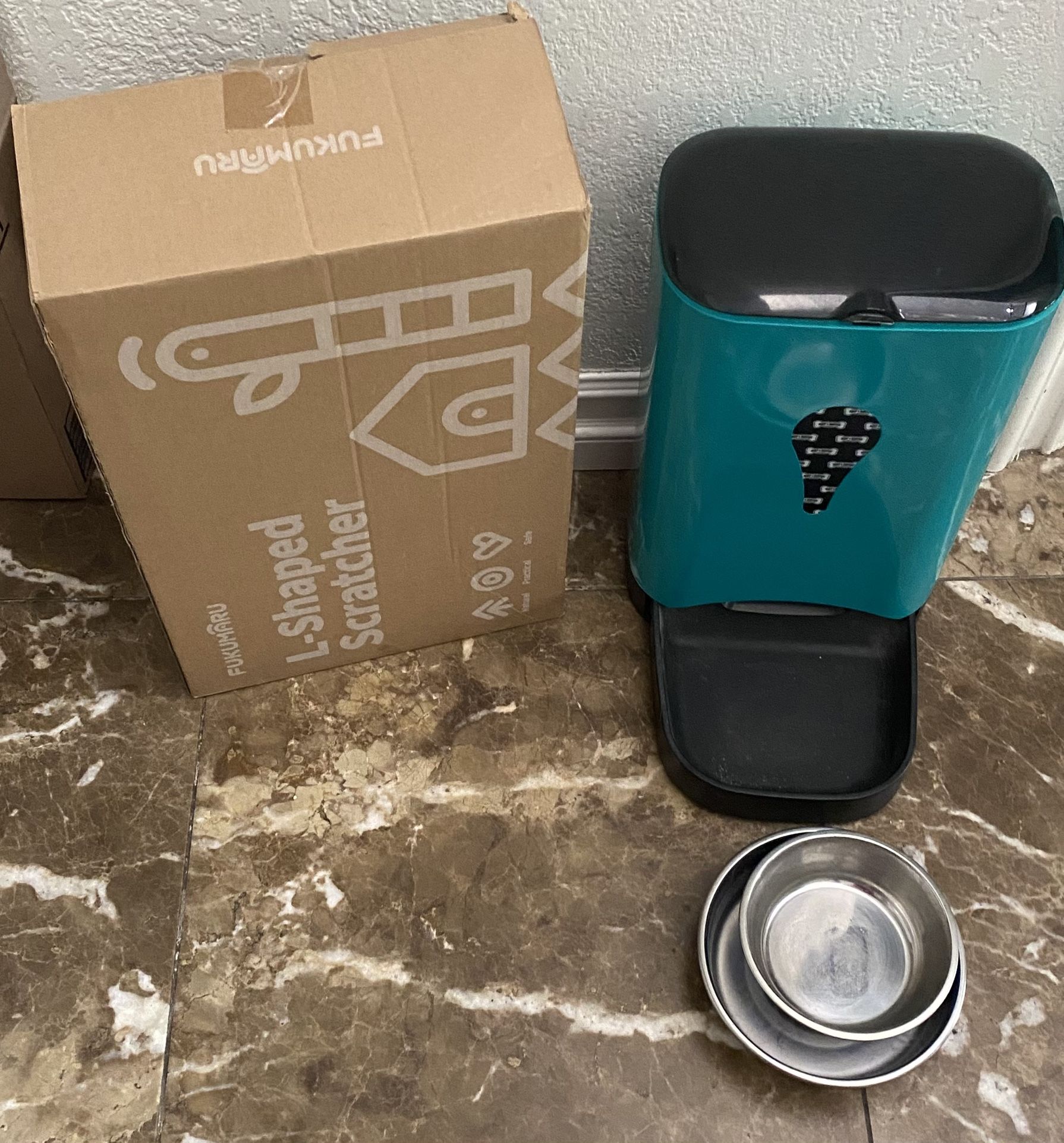 Brand New Cat, Scratcher And Feeder Bundle Only 15$