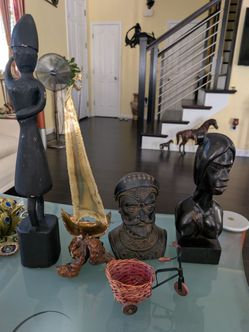 Five decorative pieces and Christmas decorations pieces