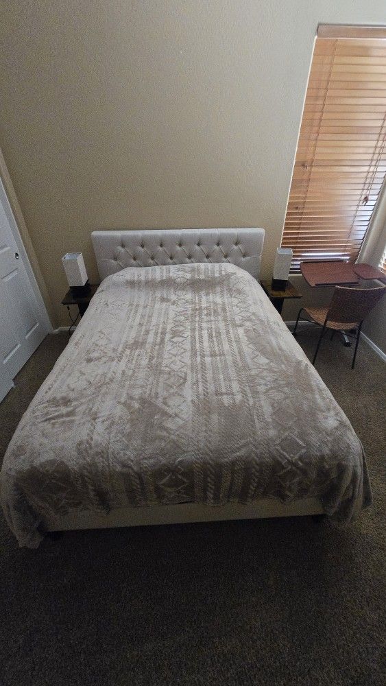 Queen Size Bed With Lamps And End Tables