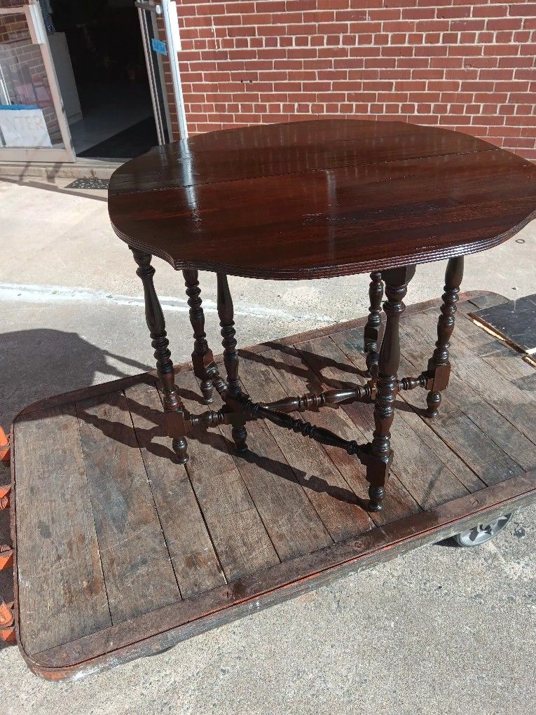1900's English Side Table With Fold Over Leaf.