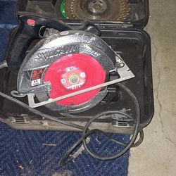 Skilsaw Circular Saw & 5 Extra Blades Included 