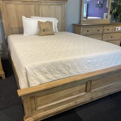 Queen Size Bed Dresser Mirror Nightstand 