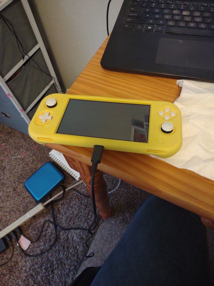 Nintendo SWITCH lite With Yellow Cover