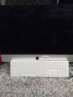 I mac desktop, with keyboard and mouse fully operational