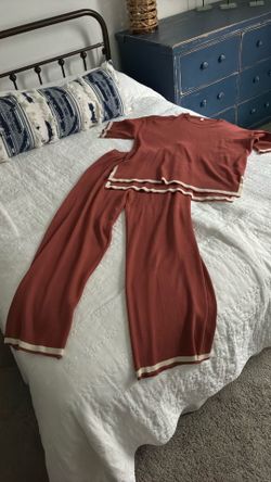 Beautiful two-piece, comfy outfit size women’s large