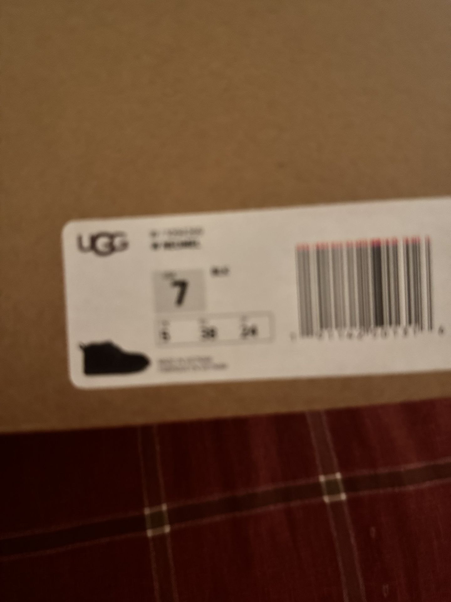 BRAND NEW UGGS IN THE BOX SIZE 7 ❤️