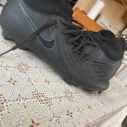 NIKE BLACK CLEATS