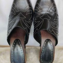 Women's Shoes Size 7. Leather Black Good Condition 