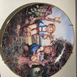 M J Hummel Plate No. TT7141 Apple Tree Boy And Girl Danbury Mint Limited Edition 