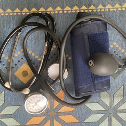 ⸻  Title: Manual Blood Pressure Monitor with Floral Zip Pouch – Complete & Clean