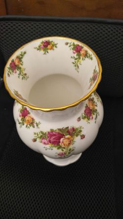  Royal Albert's Gold Trim Vase.