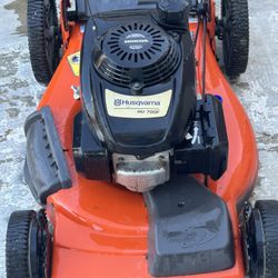 Self Propelled Lawnmower. HONDA motor Lawn Mower.