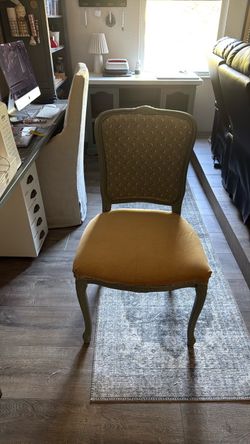 Vintage accent chair perfect for a desk