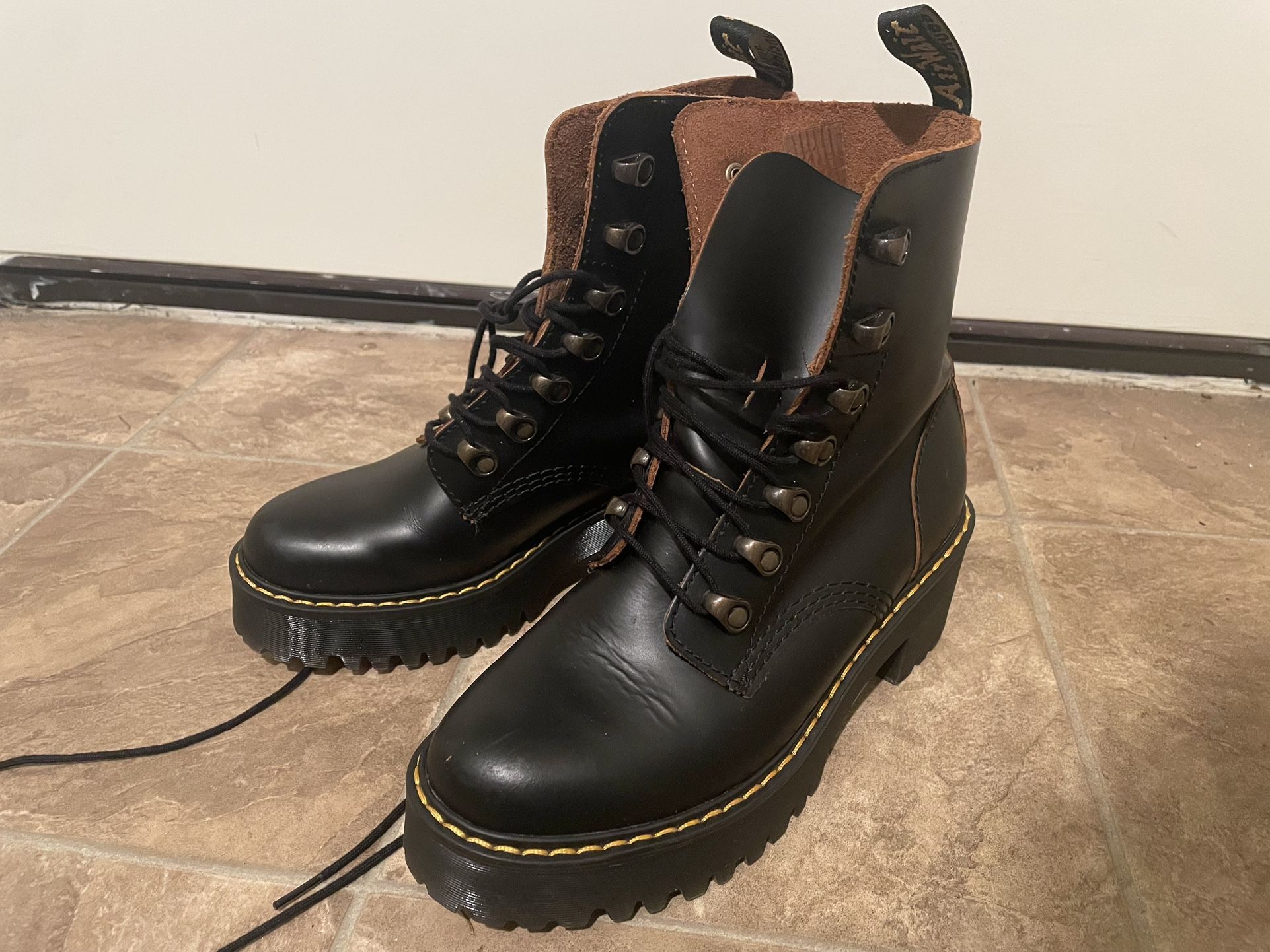Dr Marten LEONA Boots in Size 6 US (UK Size 4)