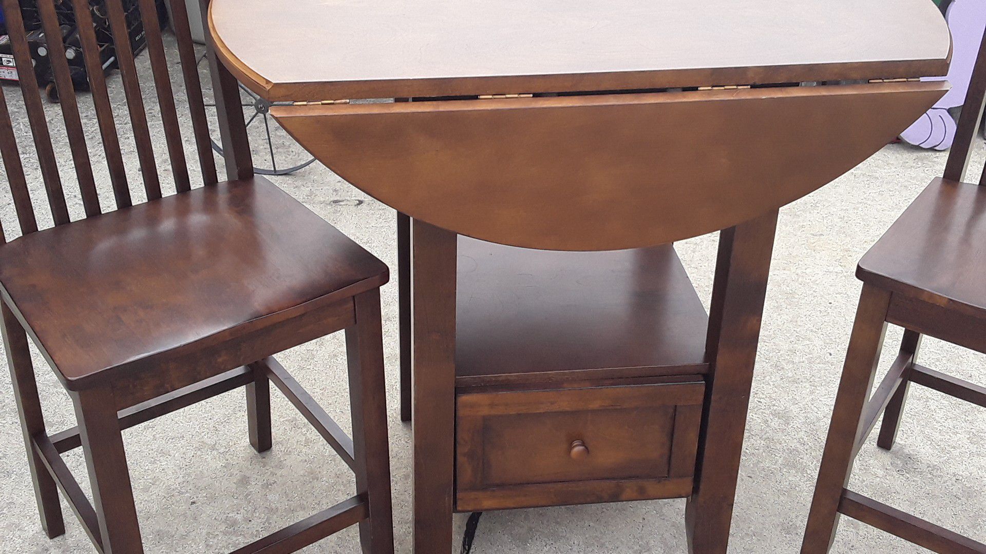 Solid wood table, 2 chairs Nook table