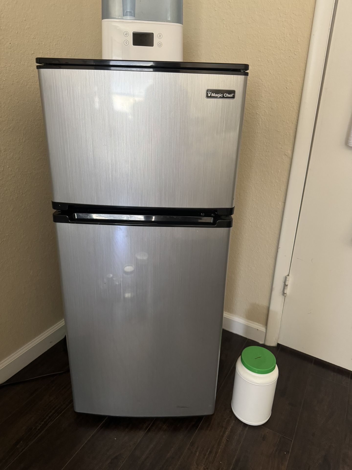 Magic Chef Mini Fridge With Freezer